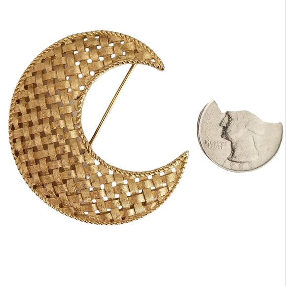 Trifari Crown Over T Gold Tone Lattice Crescent Moon Brooch, Signed M431 - Picture 3 of 7